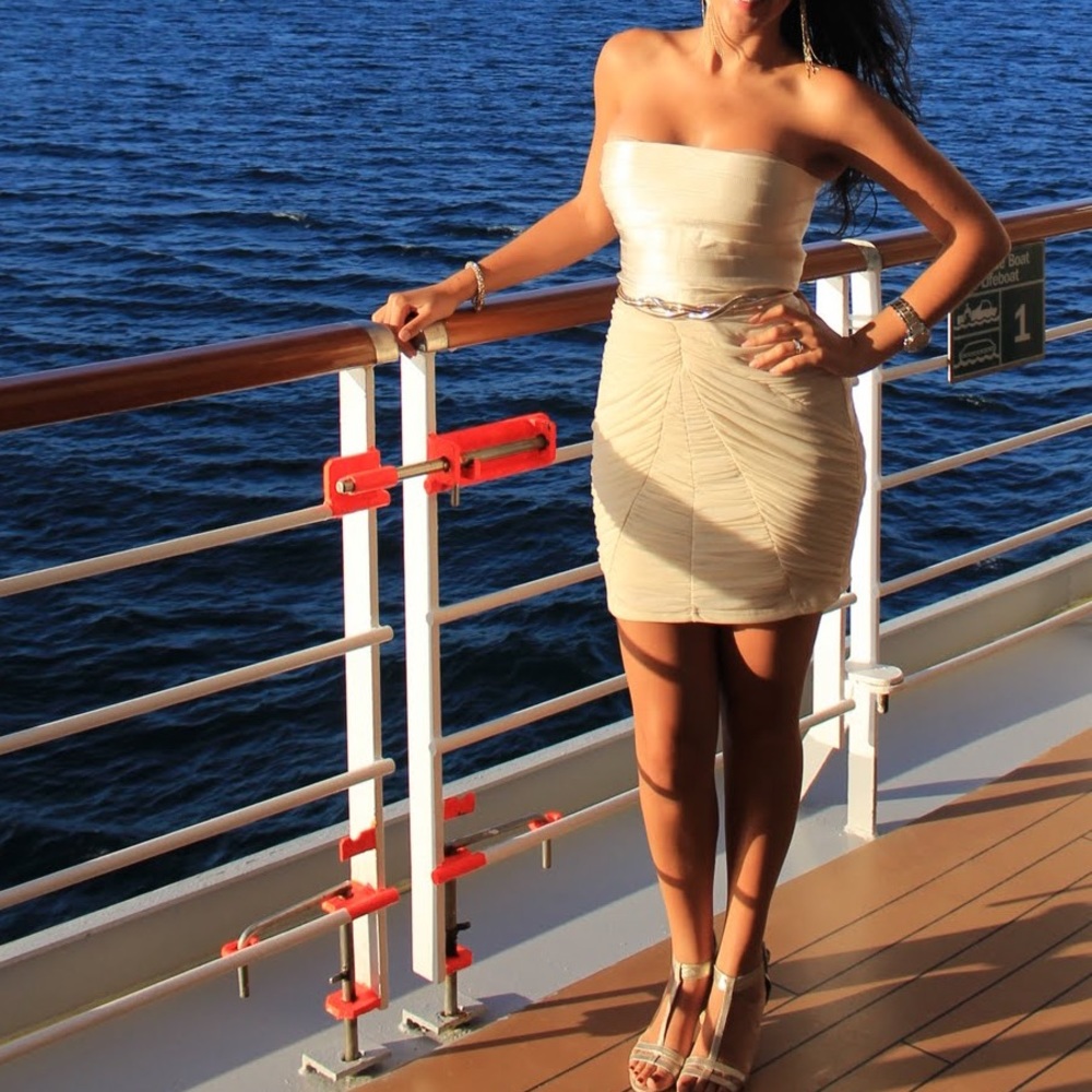 BEBE Super flattering and sexy strapless dress